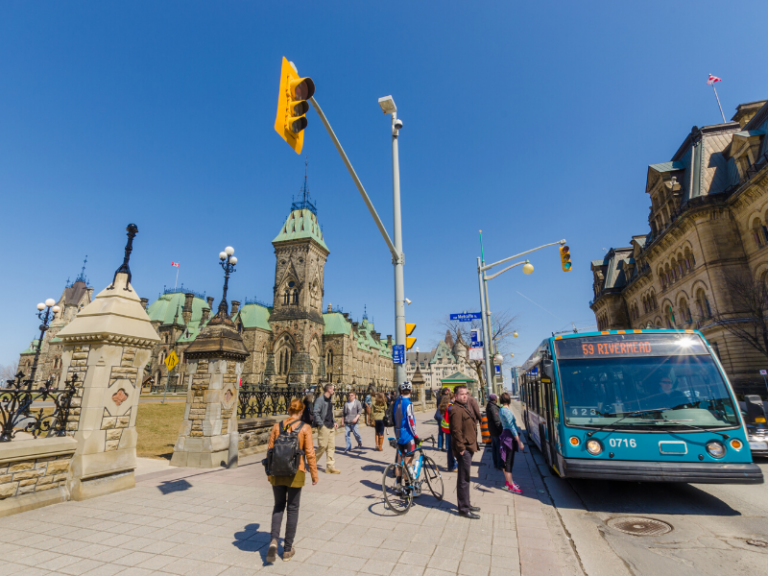 Un autobus devant le parlement du Canada