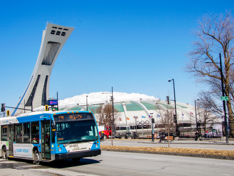 Autobus devant le stade olympique de Montréal